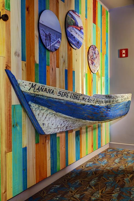 Ghl Hotel מונטריה מראה חיצוני תמונה A boat with the phrase "Tomorrow will be free" written on it